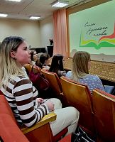 Молодежь АПЗ на "Часе речевого этикета" в Центральной городской библиотеке 